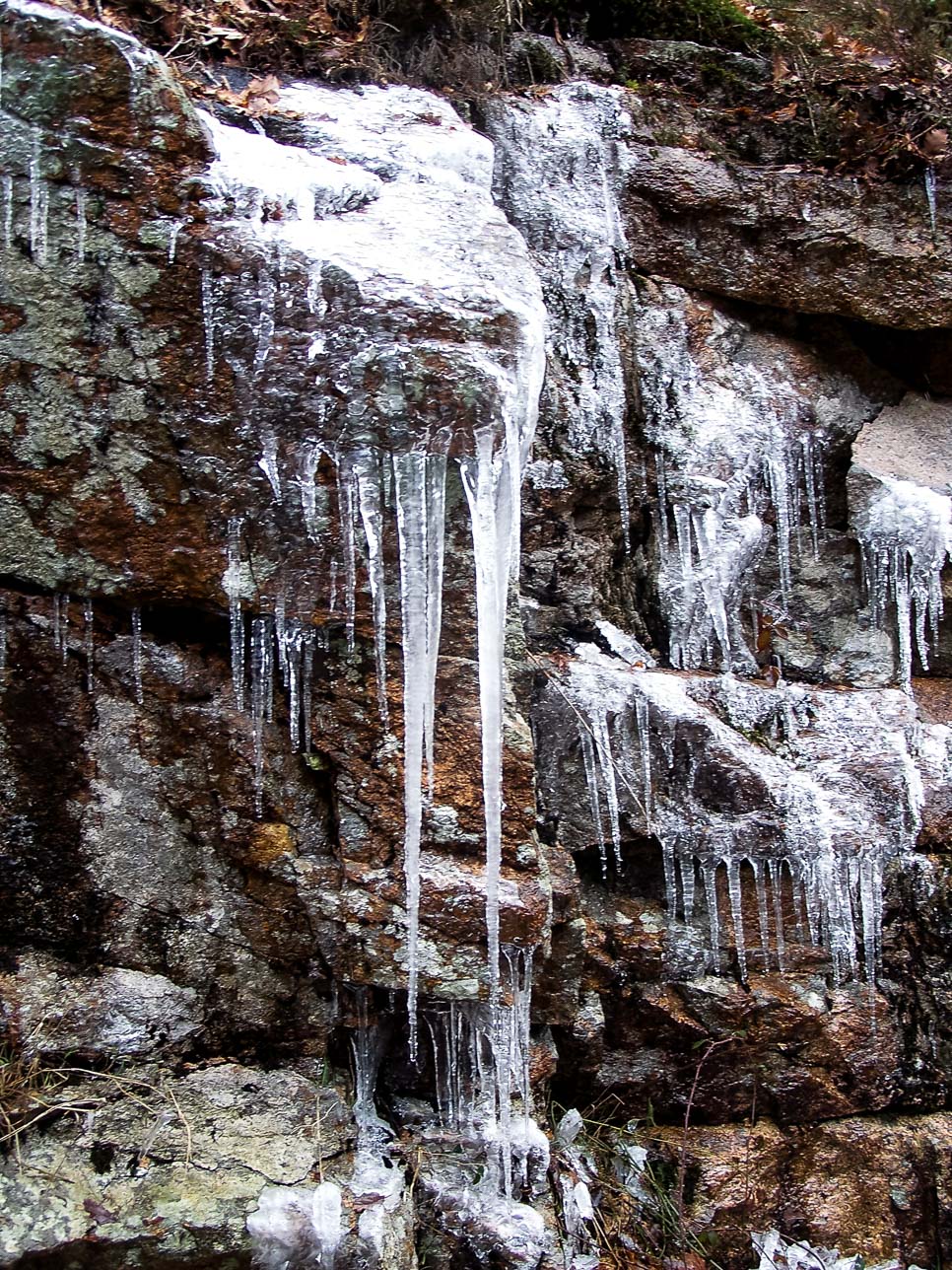 Nature insolite : cascades éphémères gelées route de Dun-les-places (4)