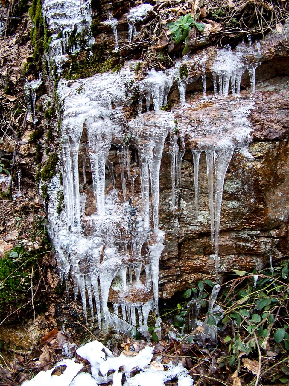 Nature insolite : cascades éphémères gelées route de Dun-les-places
