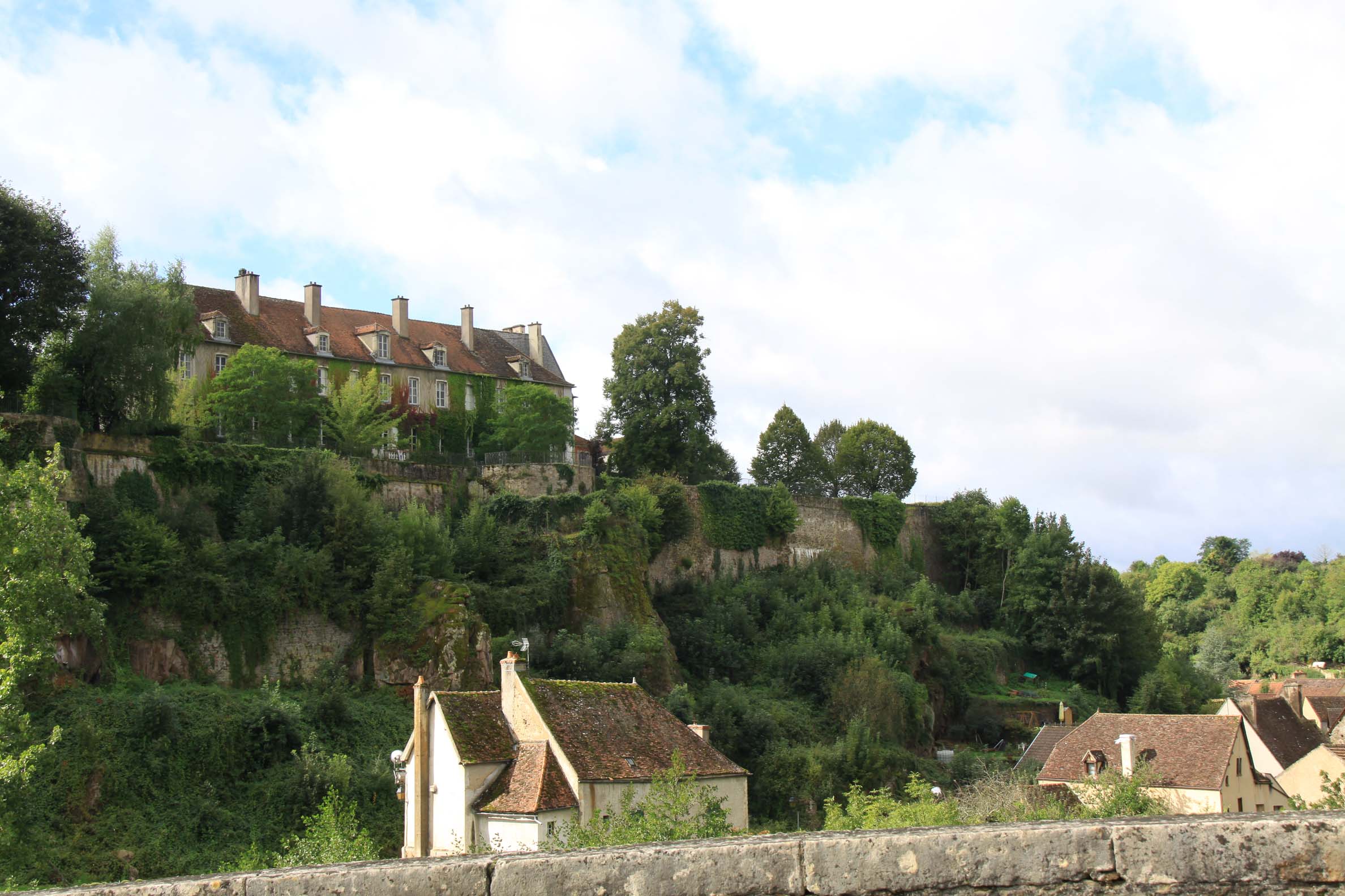 paysages remarquables de bourgogne : Semur-En-Auxois (21) vue depuis le pont
