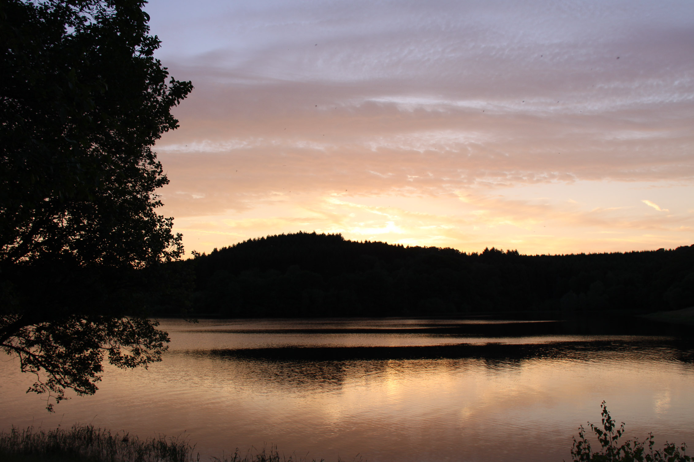 jeux de lumière : crépuscule sur le lac de Chamboux (7)